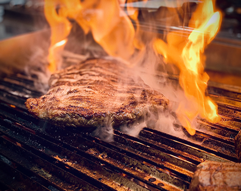 Chef am Vulkansteingrill im El Toro